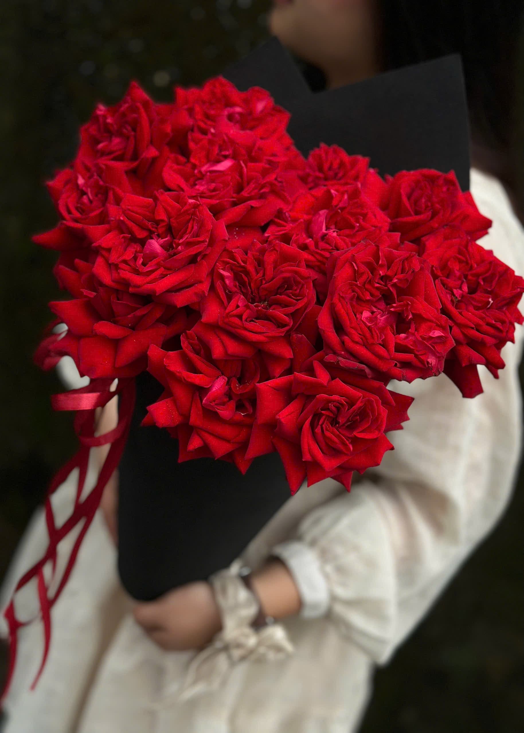 hoa que kem kèm hoa hồng đỏ 